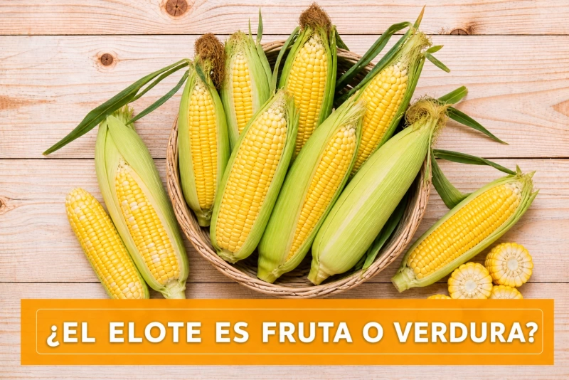 Elote en mazorca sobre fondo de hojas verdes